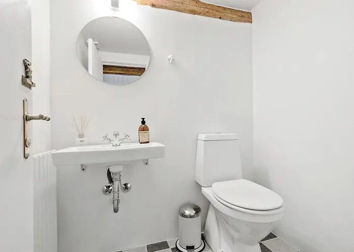 5 Bedroom Cozy In 펜션 Ørsted